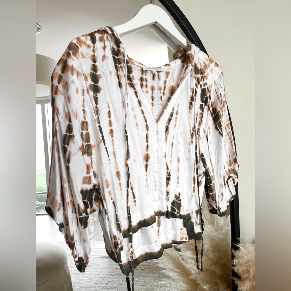 Olivaceous tie-dye top with hoodie